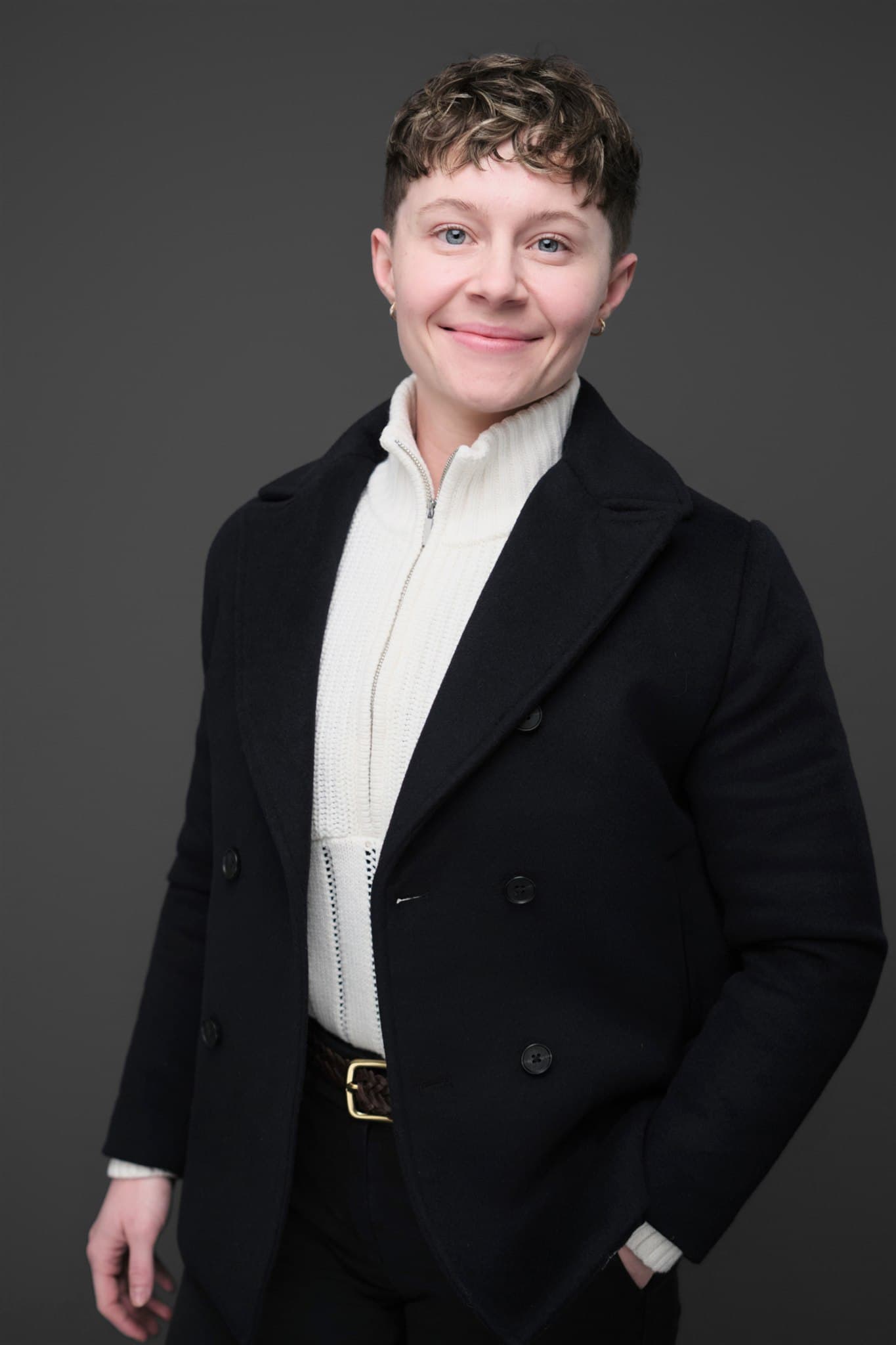 Therapist professional headshot in Webster Groves, MO by Henry David Photography