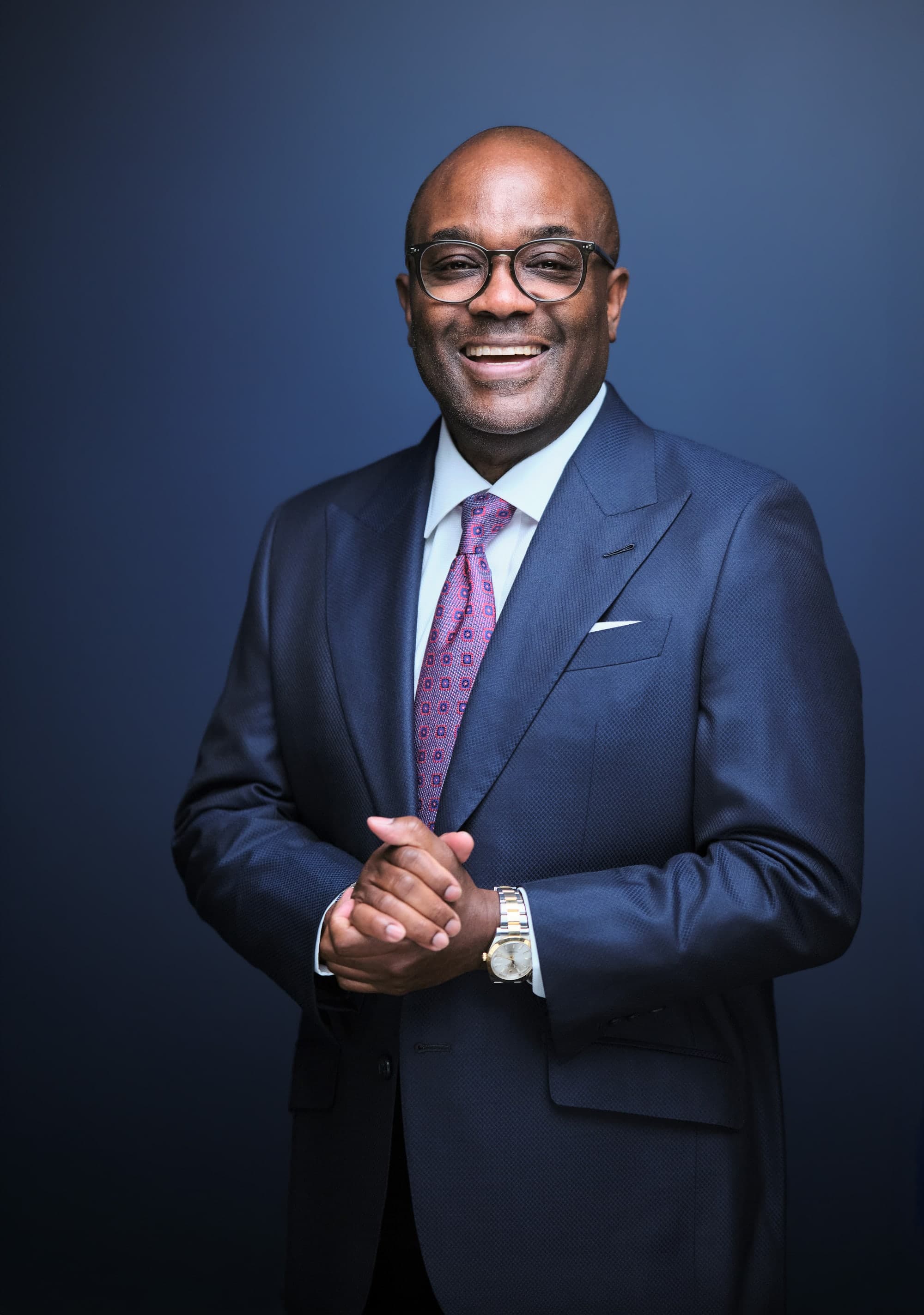 Executive portrait of Les Thomas in a navy suit, St. Louis, by Henry David Photography
