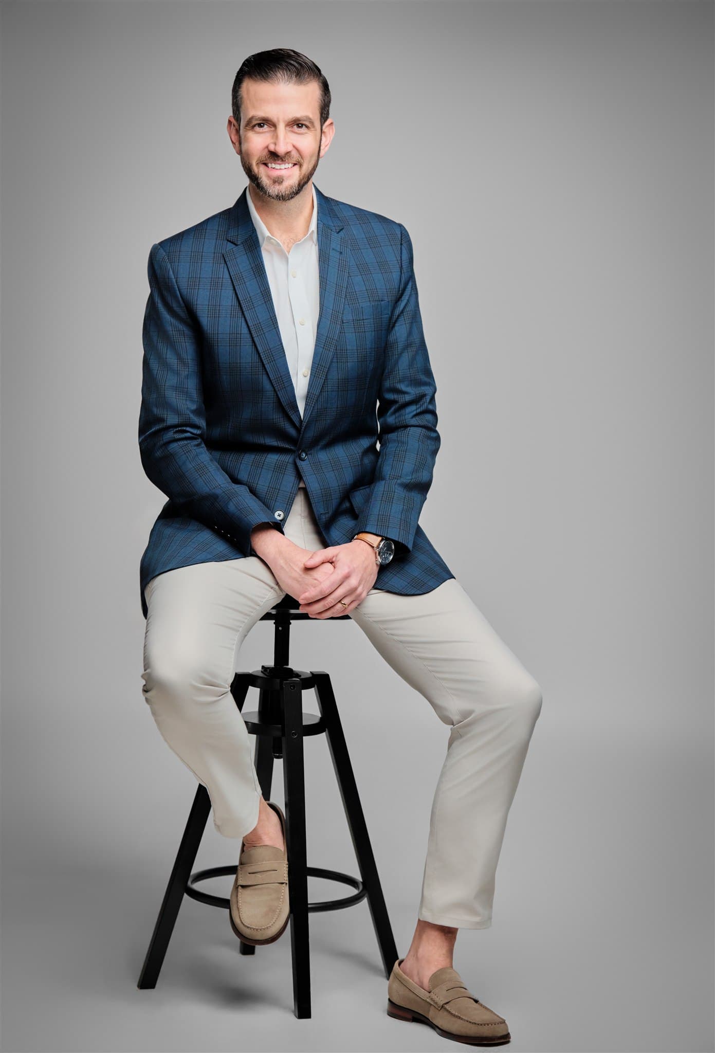 Technology professional headshot along Olive Boulevard in Creve Coeur by Henry David Photography