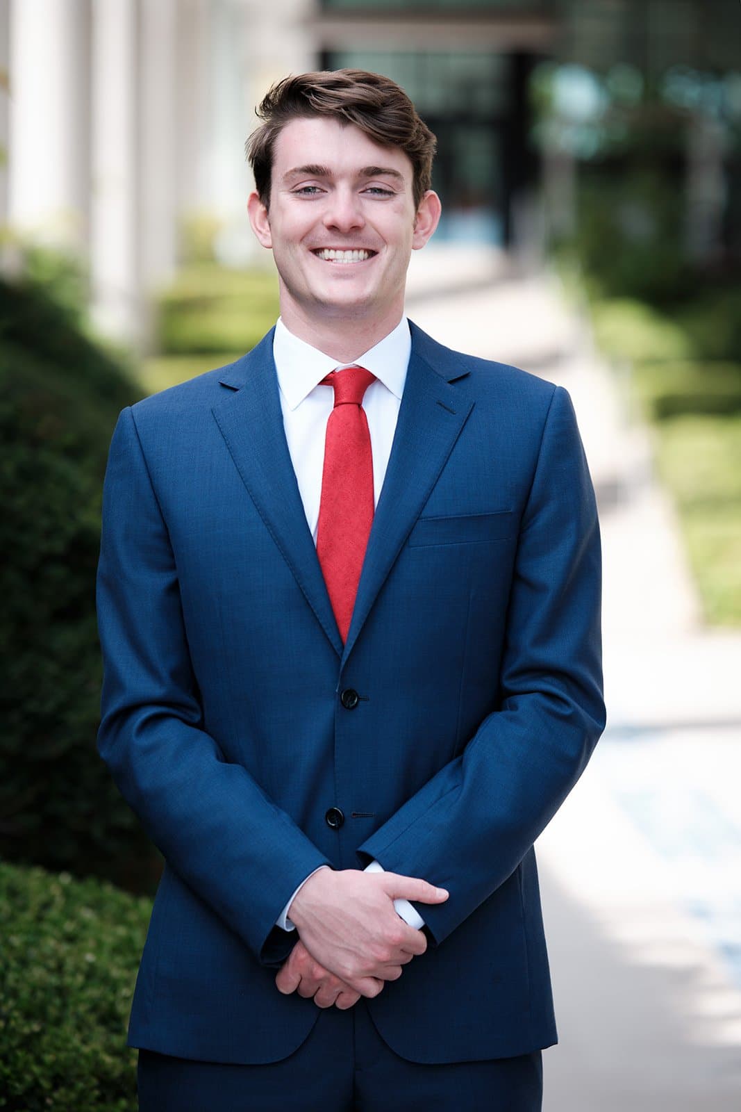 Merrill Lynch Kansas City team member professional headshot with outdoor architectural backdrop by Henry David Photography